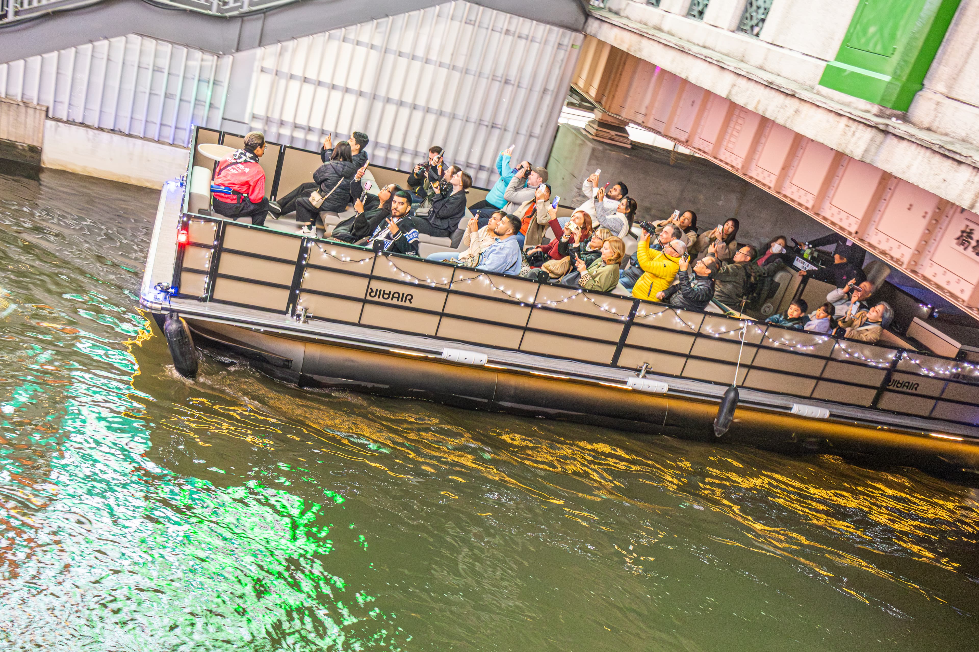 最大32名まで乗船可能な大容量設計。