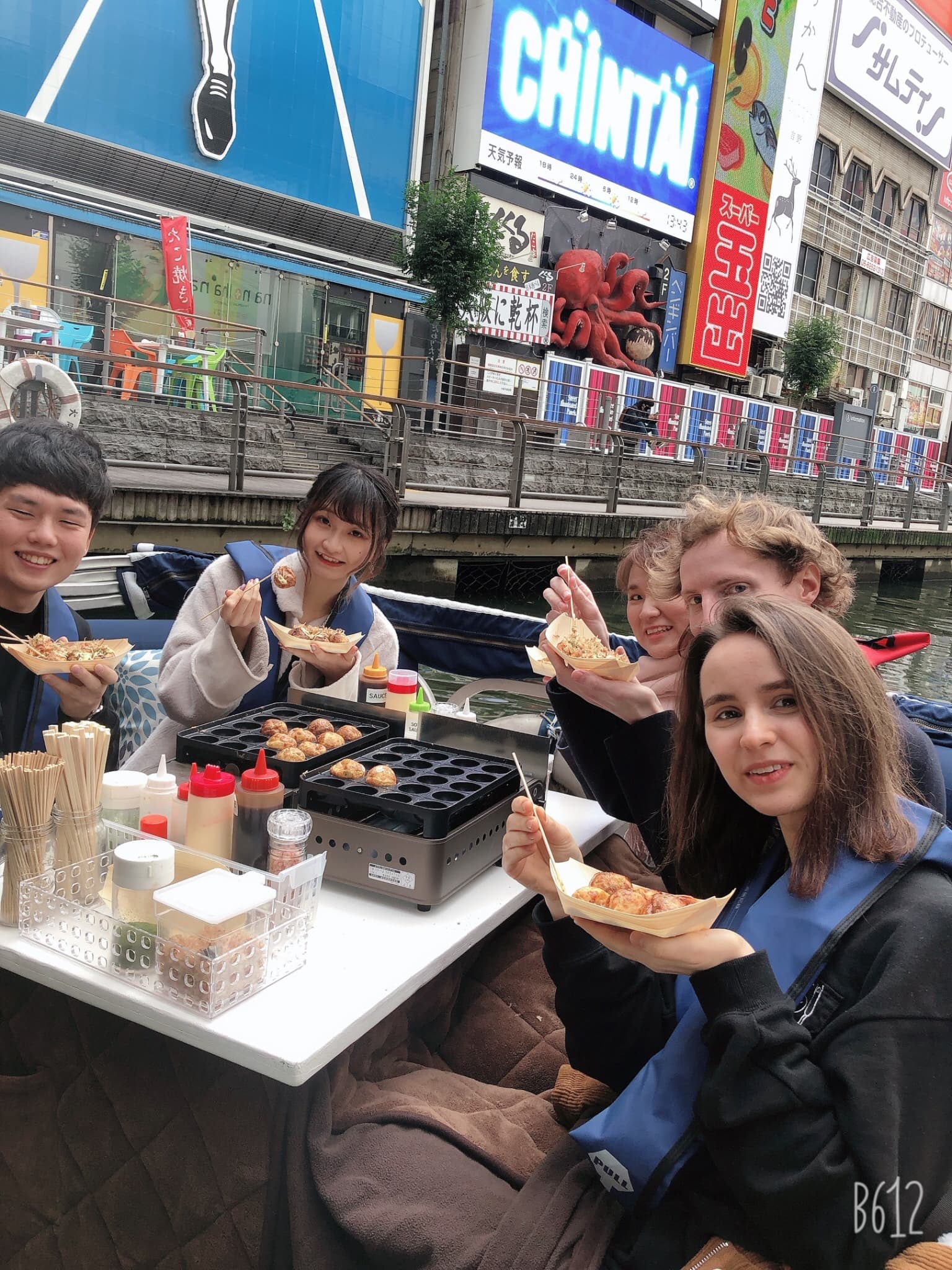 焼いて、笑って、巡る。大阪名物たこ焼きクルーズ